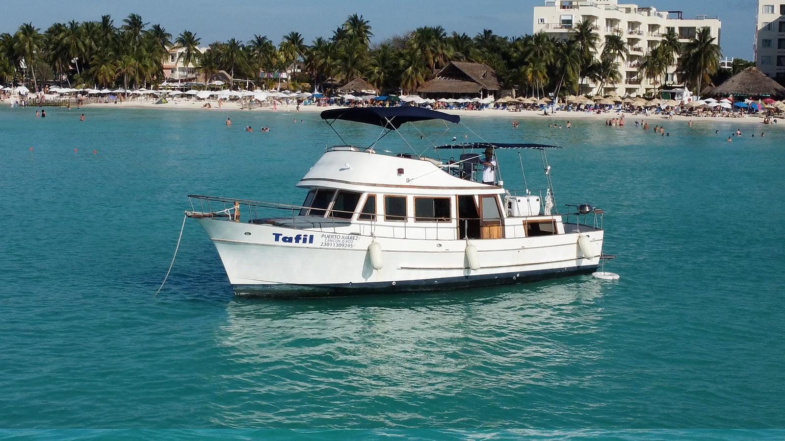 The Tafil anchored close to the palm-lined beach of Playa Norte